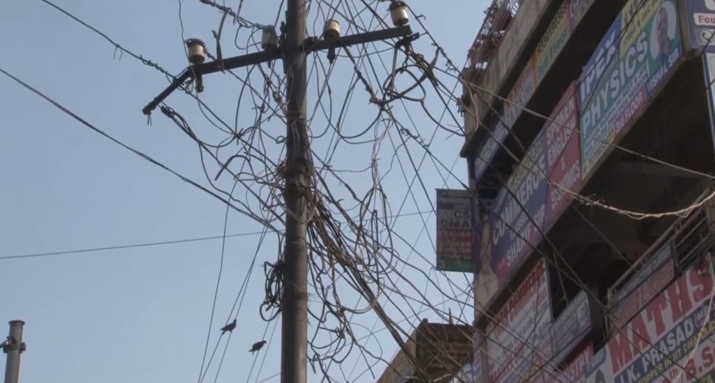 आपदाओं के शहर धनबाद में बिजली के तारों का मकड़जाल देखिए, क्या दूसरी आपदा का इंतजार कर रहा बिजली विभाग 