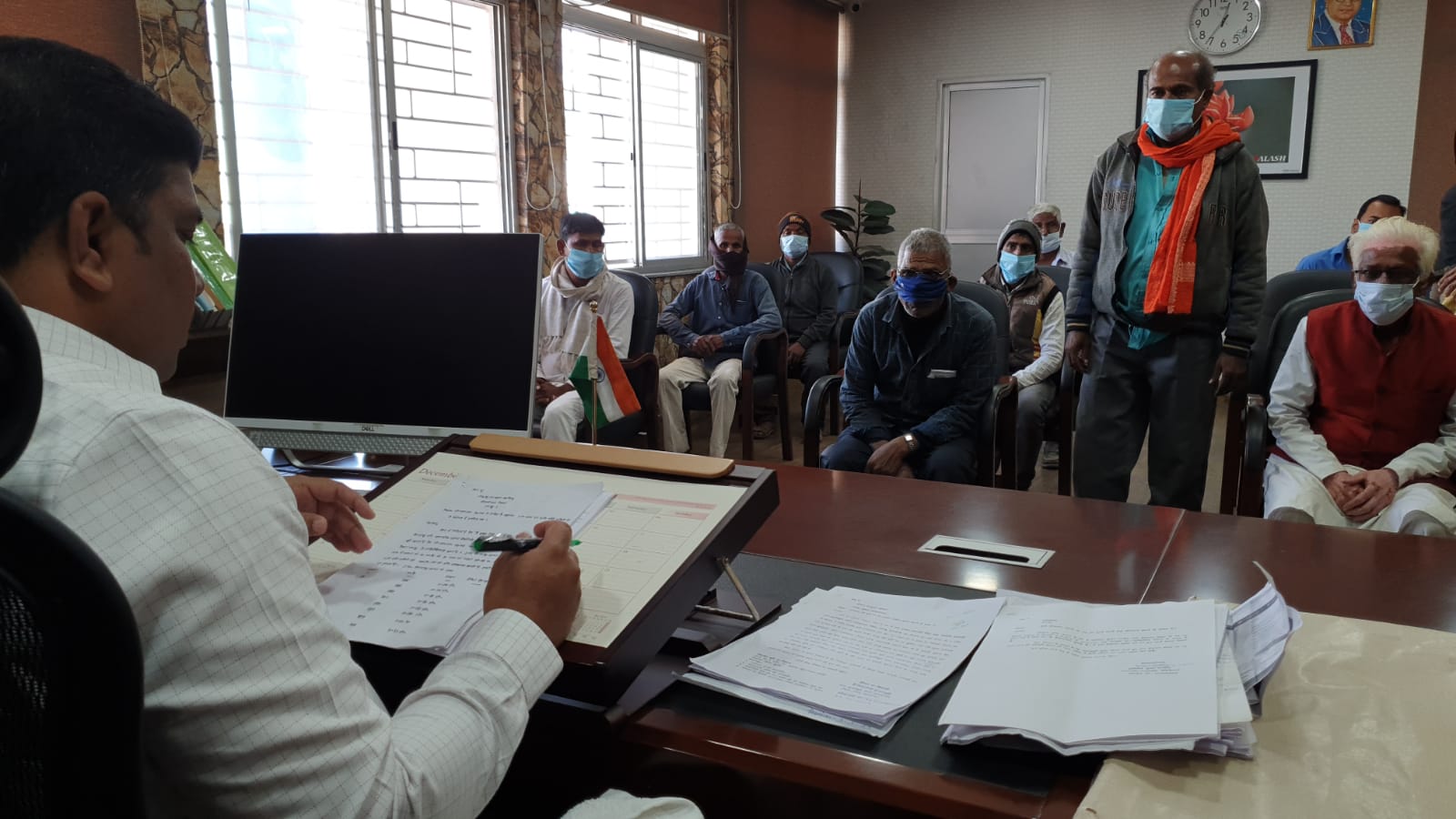 पलामू : उपायुक्त कार्यालय में जनता दरबार का हुआ आयोजन, अपनी समस्या लेकर डीसी से मिलमे पहुंचे कई ग्रामीण