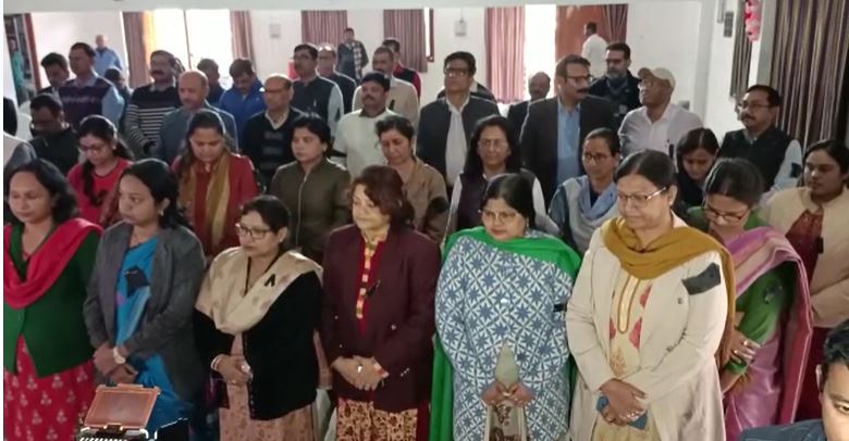 के के पाठक के खिलाफ़ BASA का विरोध जारी, मानसिक सद्बुद्धि के लिए 3 मिनट का किया मौन धारण 