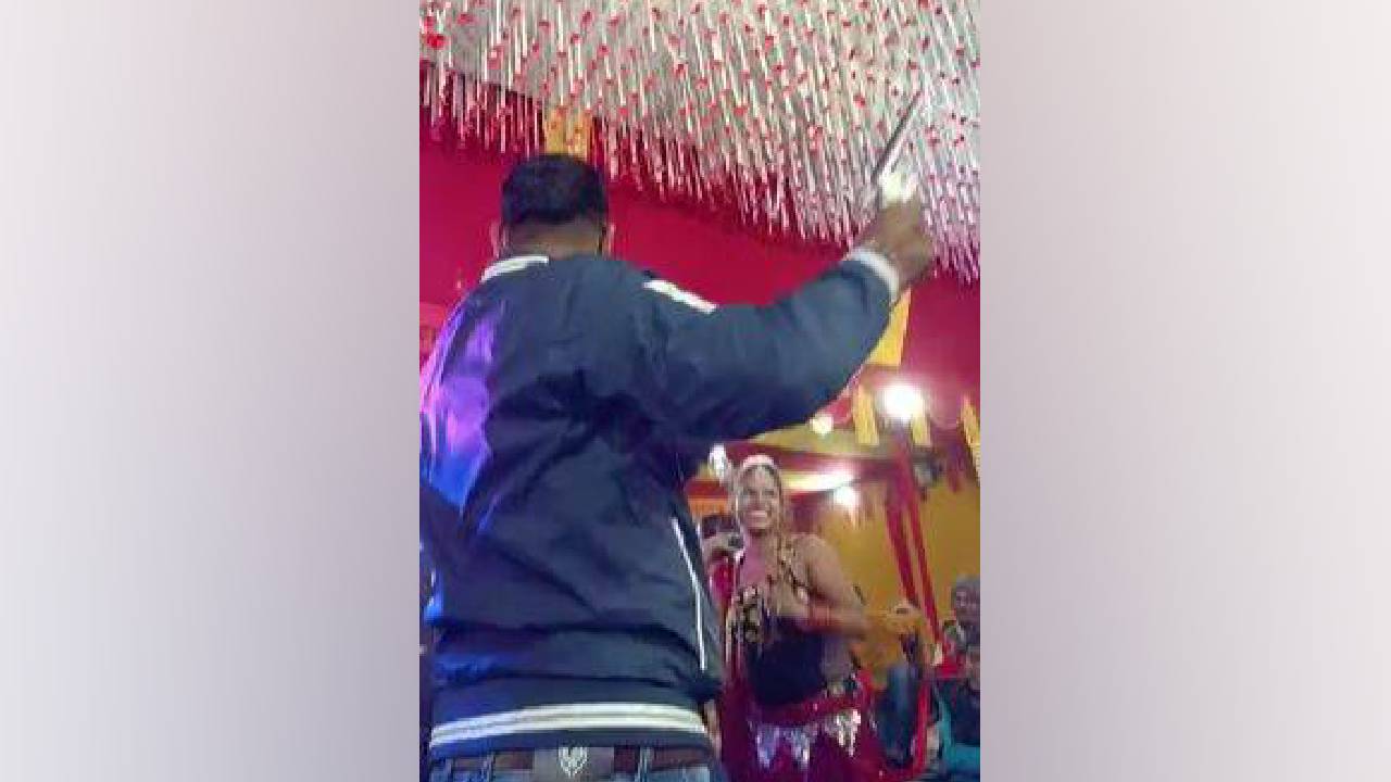 रात भर नचाईब रे डिंपलवा....CRPF जवान ने बार बालाओं के ठुमके पर की दर्जनों राउंड फायरिंग, VIDEO VIRAL