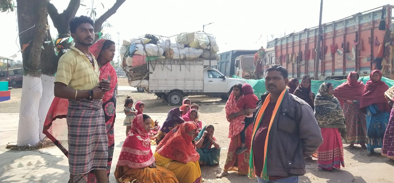 दुमका: पेड़ से लटका मिला युवक का शव, परिजनों ने जताई हत्या की आशंका