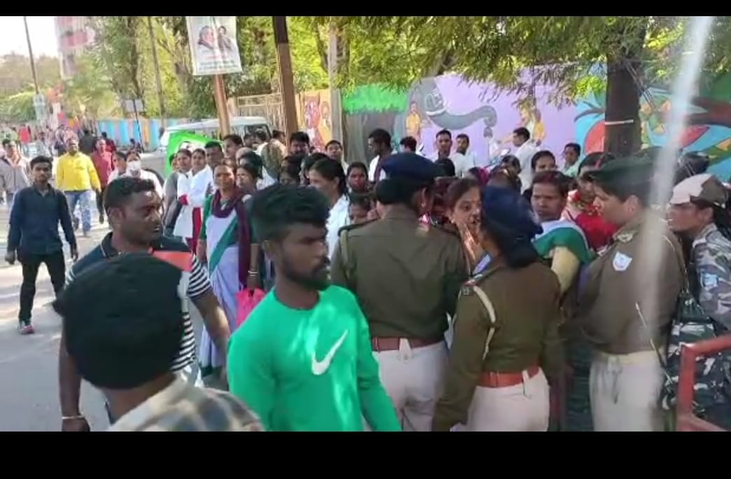 धनबाद पुलिस ने सहिया को सीएम से मिलने से रोका, जानिए फिर क्या हुआ