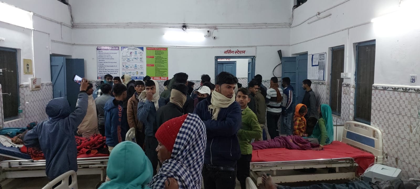 सीतामढ़ी: पीलिया रोग से भर्ती बच्चे की मौत के बाद आक्रोशित परिजनों ने जमकर किया हंगामा, पथराव में आधा दर्जन गाड़ियों के शीशे क्षतिग्रस्त