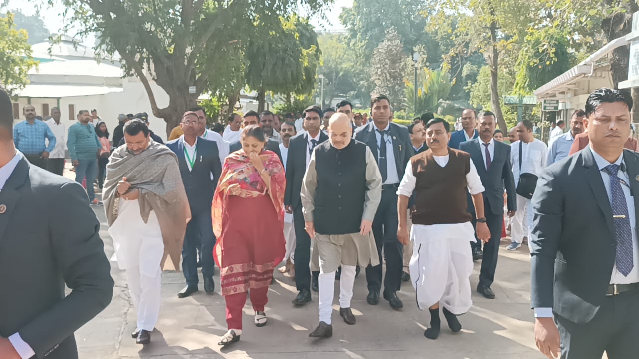 गृहमंत्री अमित शाह वापस लौटे दिल्ली, देवघर एयरपोर्ट से पहले पहुंचे सत्संग आश्रम, आचार्य बबाई दा से की मुलाकात 