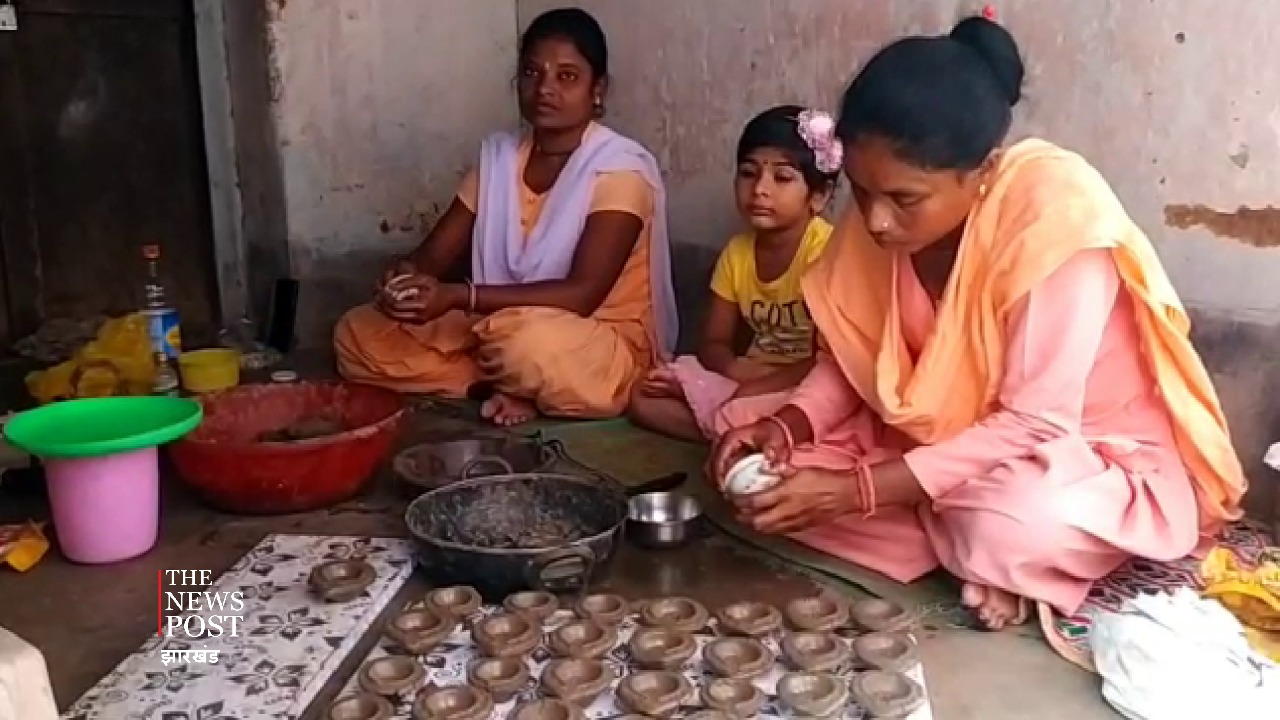 दुमका में देसी गाय  के गोबर से बनाया जा रहा है हर्बल दीया, जानिए और क्या है इसकी खासियत