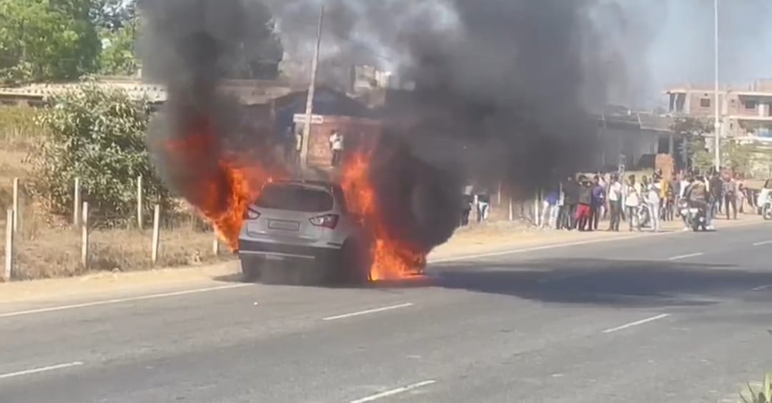 रिंग रोड में चलती कार में लगी आग, जानिए कौन आया बचाव के लिए