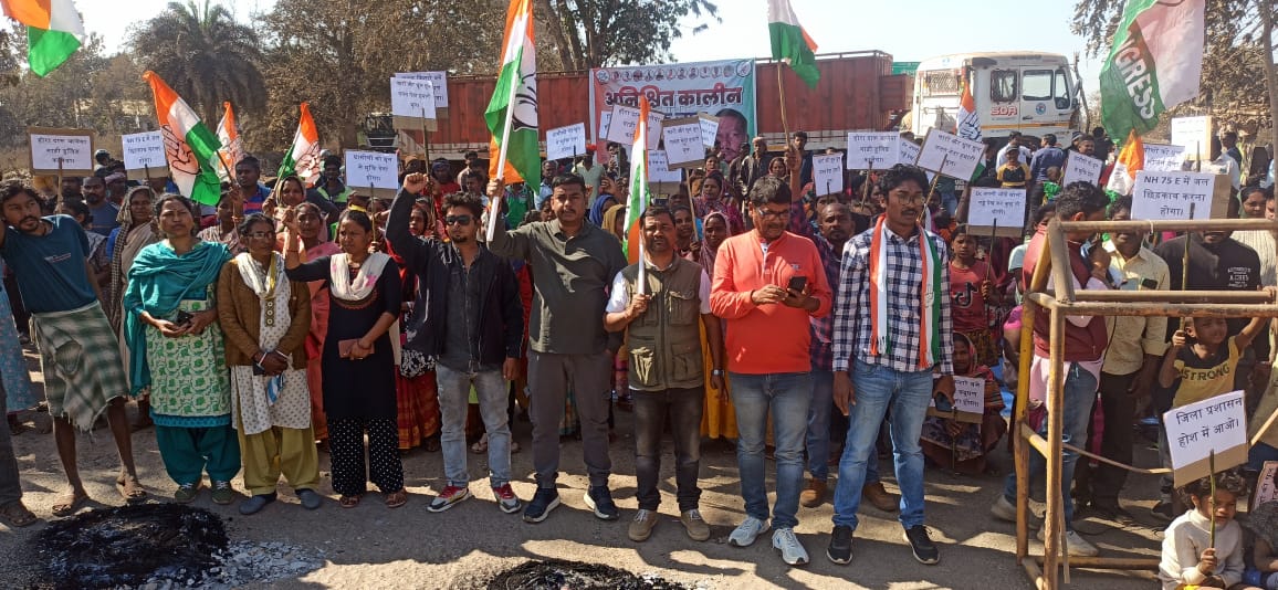 चाईबासा : धूल से परेशान ग्रामीणों ने हाटगम्हरिया-चाईबासा एनएच किया जाम, मुख्यमंत्री से राज्यपाल तक लगाई गुहार लेकिन अब तक नहीं हुई सुनवाई