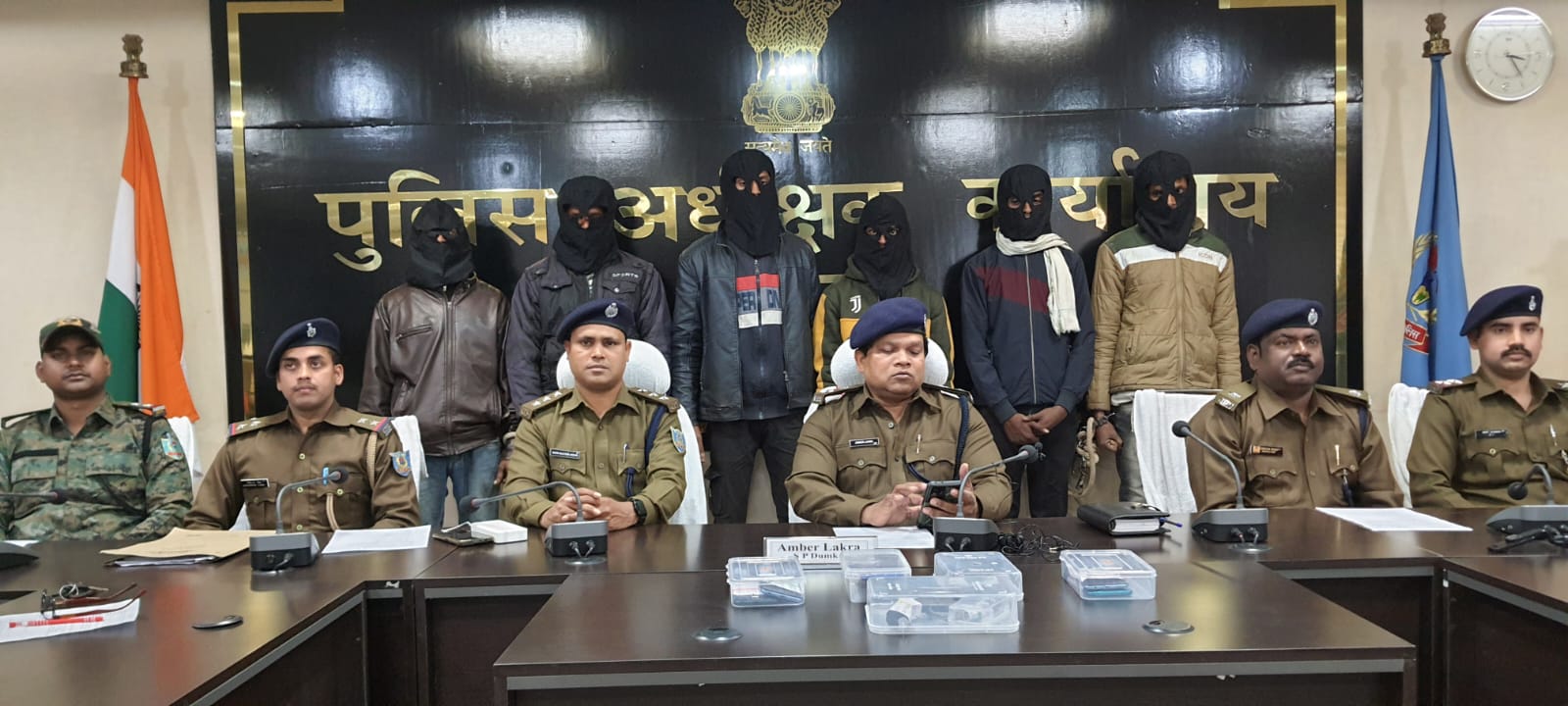 दुमका : जिले के विभिन्न थाना क्षेत्रों से 6 बाइक चोर को गिरफ्तार, चोरी के पांच बाइक बरामद
