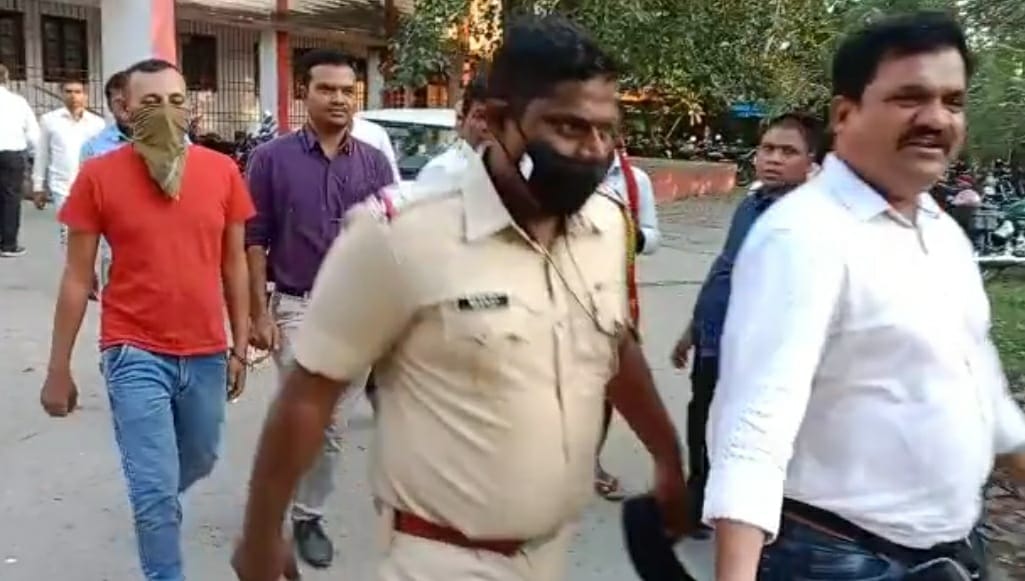 मुम्बई में ऑनलाइन फर्जीवाड़ा कर उड़ाए 30 लाख रुपए, मुजफ्फरपुर तक पीछा करते पहुंची साइबर सेल, 16 लाख रुपए के साथ धराया