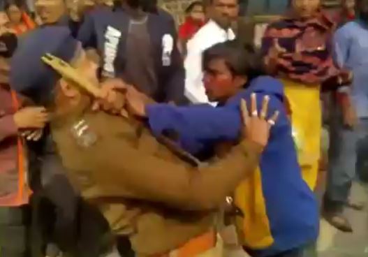 समस्तीपुर में पुलिस की दबंगई, टोटो चालक की जमकर की पिटाई, वीडियो वायरल 