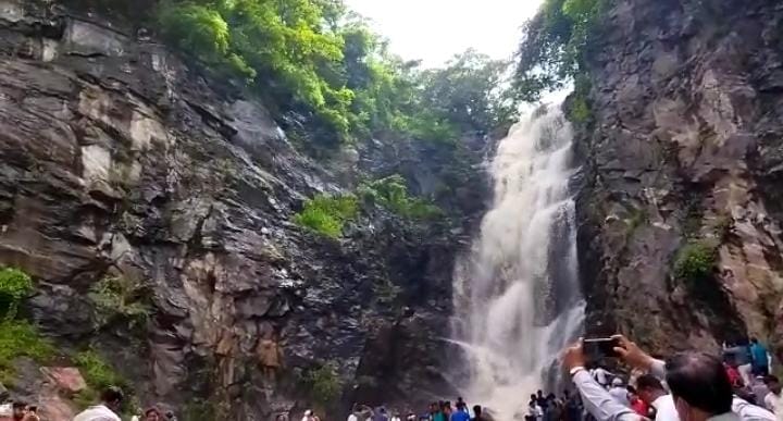 पलानी जलप्रपात का प्राकृतिक सौंदर्य बना पर्यटकों के आकर्षण का केंद्र 