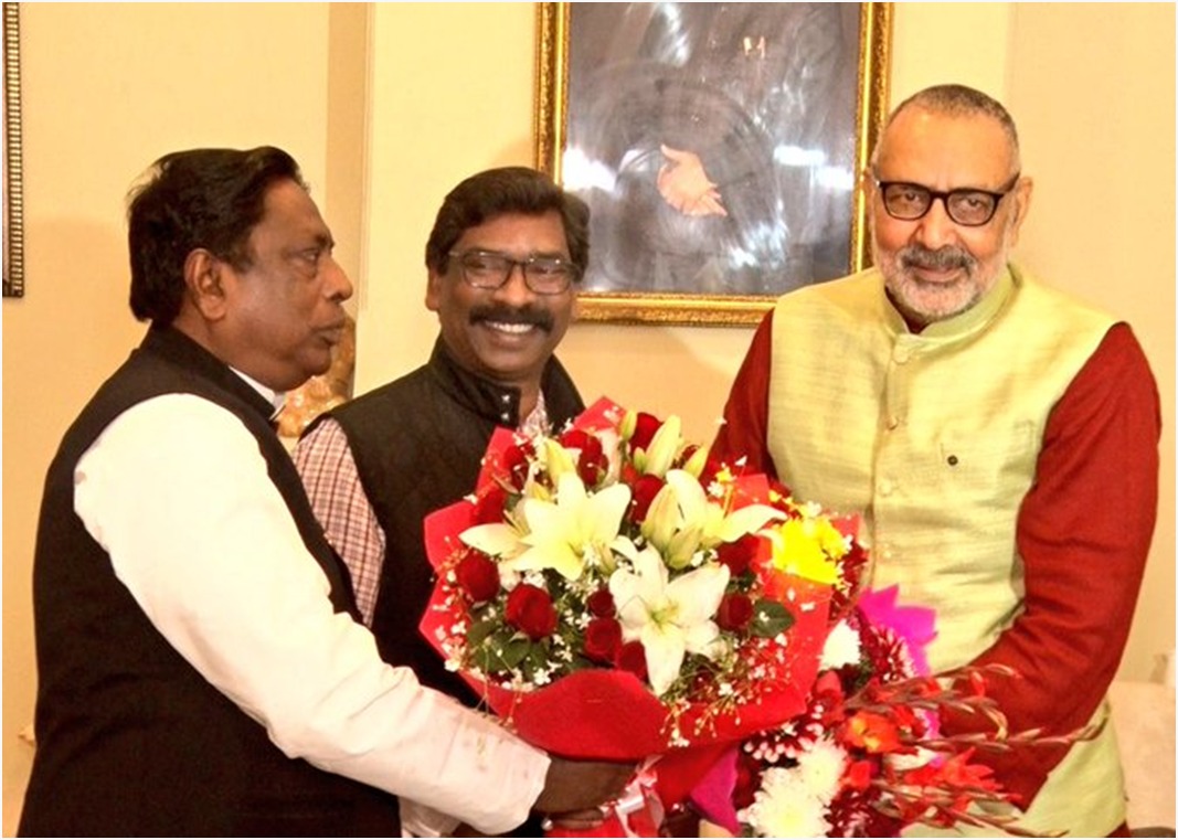 Jharkhand politics- अब पीएमएवाई पर घमासान, सीएम हेमंत का आरोप केन्द्र ने दो लाख परिवारों को सूची से हटाया