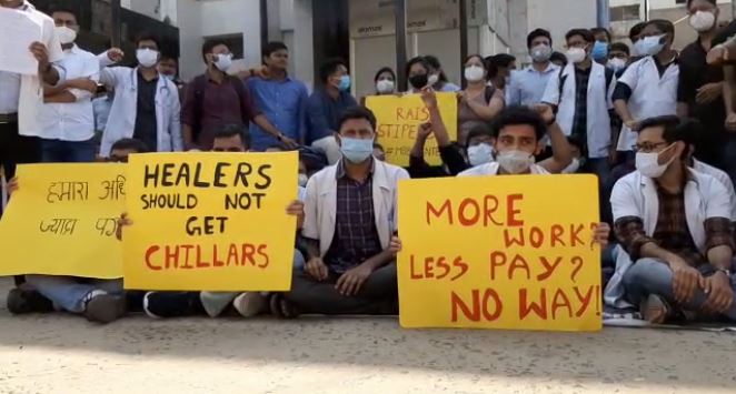 धरना पर बैठे नालंदा मेडिकल कॉलेज में इंटर्न जूनियर डॉक्टर, जानिए क्यों कर रहे सरकार के खिलाफ नारेबाजी
