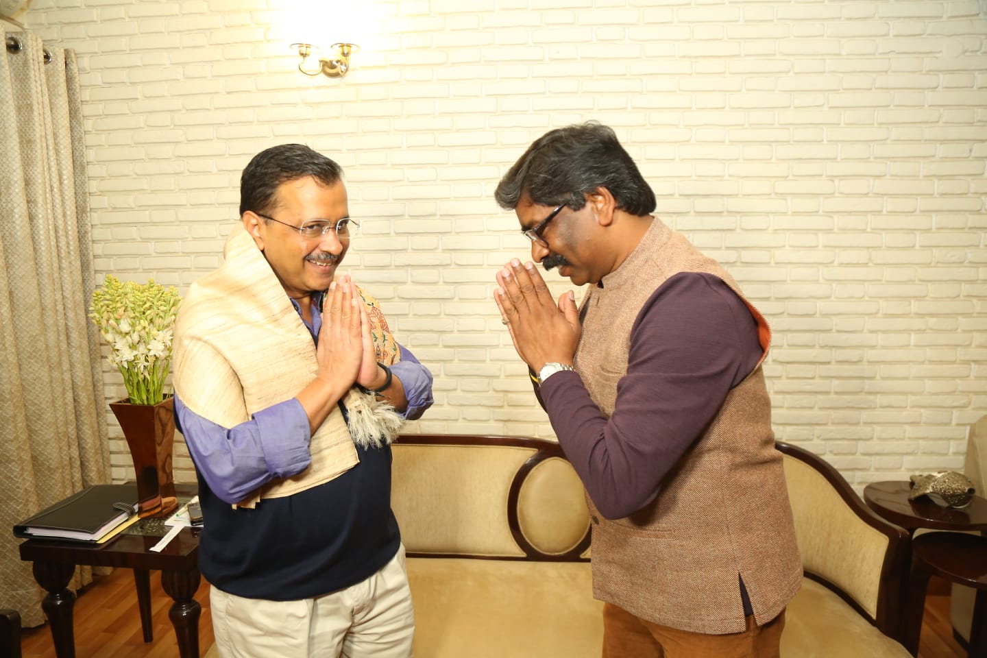 दिल्ली के सीएम केजरीवाल से क्यों मिले झारखंड के मुख्यमंत्री हेमंत सोरेन, जानिए क्या हुई बात