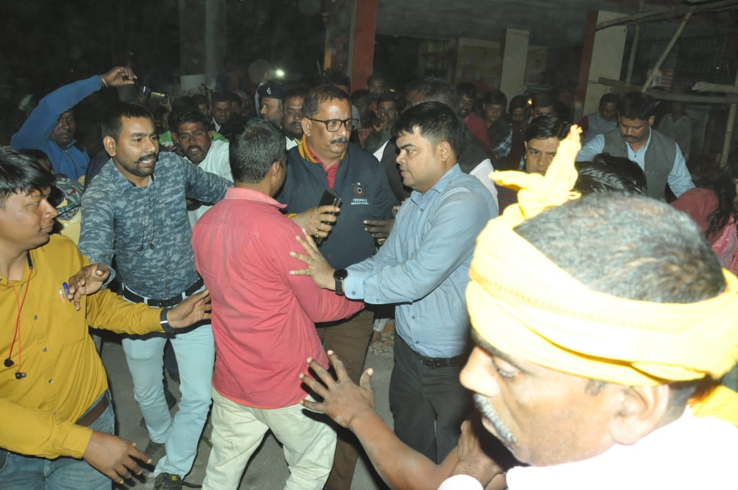धनबाद : नगरनिगम परिसर में घंटों चला हाई वोल्टेज ड्रामा, आंदोलनकारियों से भिड़ गए निगम कर्मी, जानिए फिर क्या हुआ