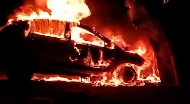 दुमका : द बर्निंग कार ! सड़क दुर्घटना के बाद कार में लगी भीषण आग, कोई हताहत नहीं
