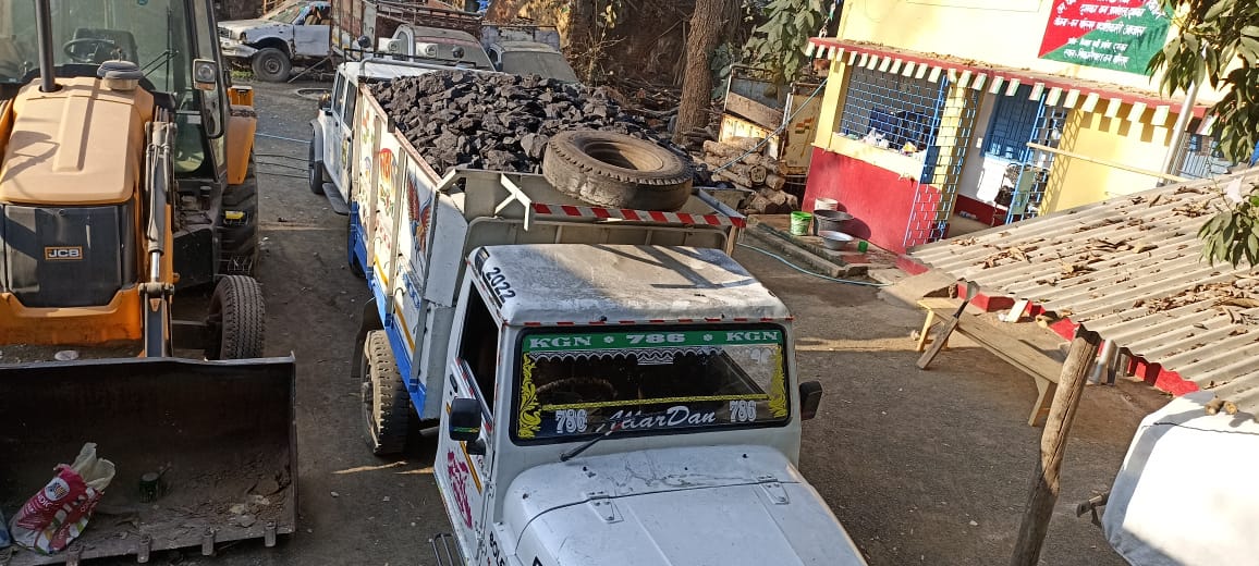 दुमका : वन विभाग की कार्रवाई, अवैध कोयला लदा पिकअप वाहन जब्त 