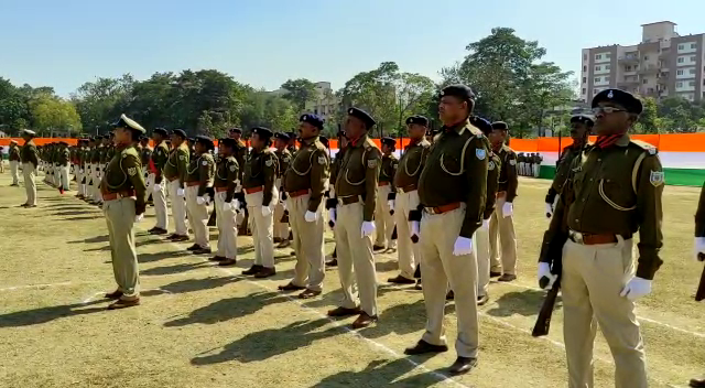 जमशेदपुर : पुलिस लाइन में पासिंग परेड का आयोजन, 218 जवानों को सर्टिफिकेट देकर किया गया सम्मानित 