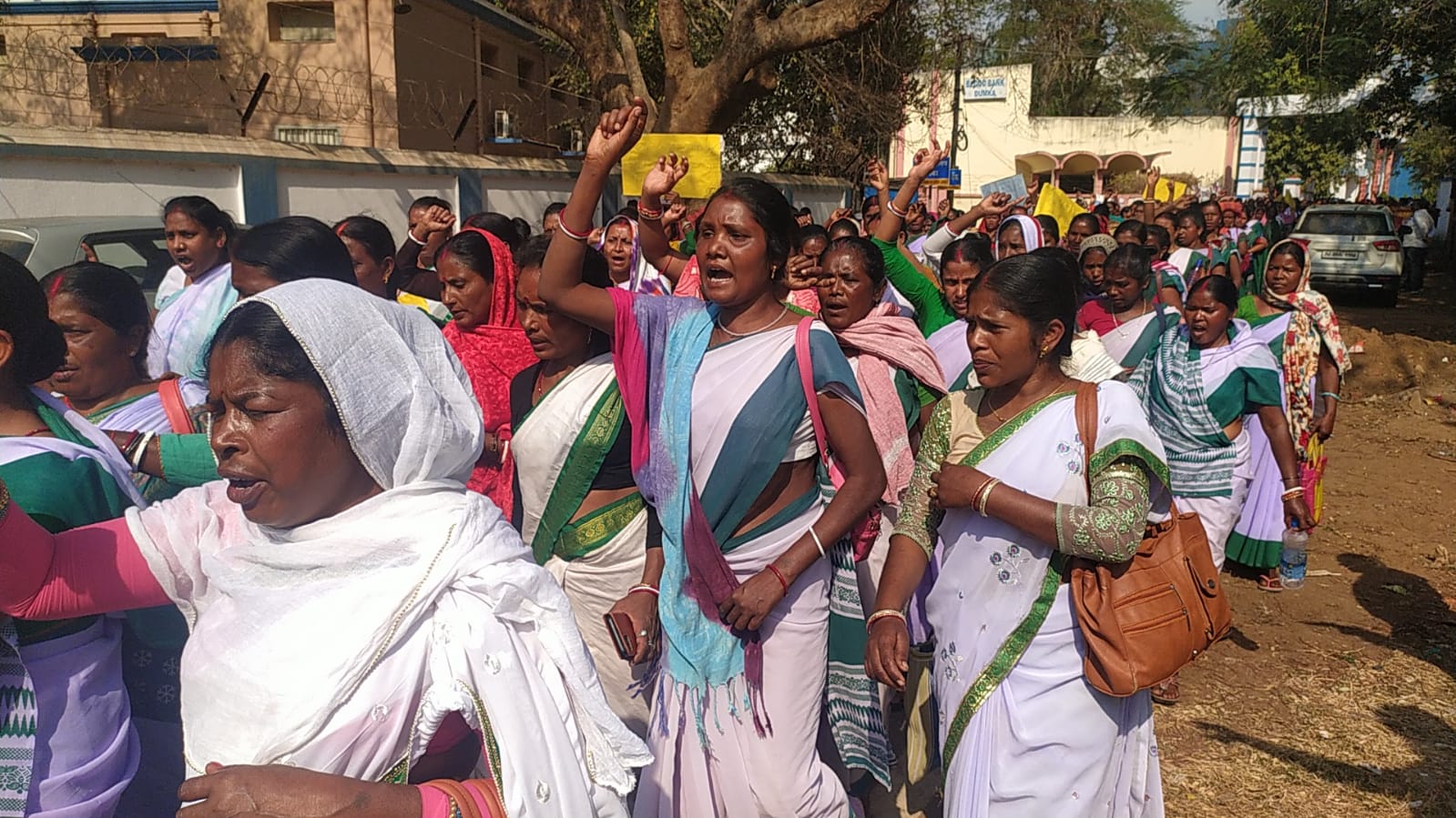 दुमका : स्वास्थ्य सहिया संघ के बैनर तले दुमका जिला की तीन हजार सहिया सड़क पर उतरी