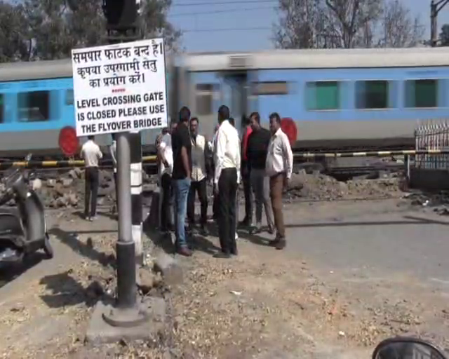 जमशेदपुर : जुगसलाई रेलवे ओवर ब्रिज की मांग तो हुई पूरी, लेकिन अब गले की हड्डी बन चुका है ब्रिज, जानिए मामला
