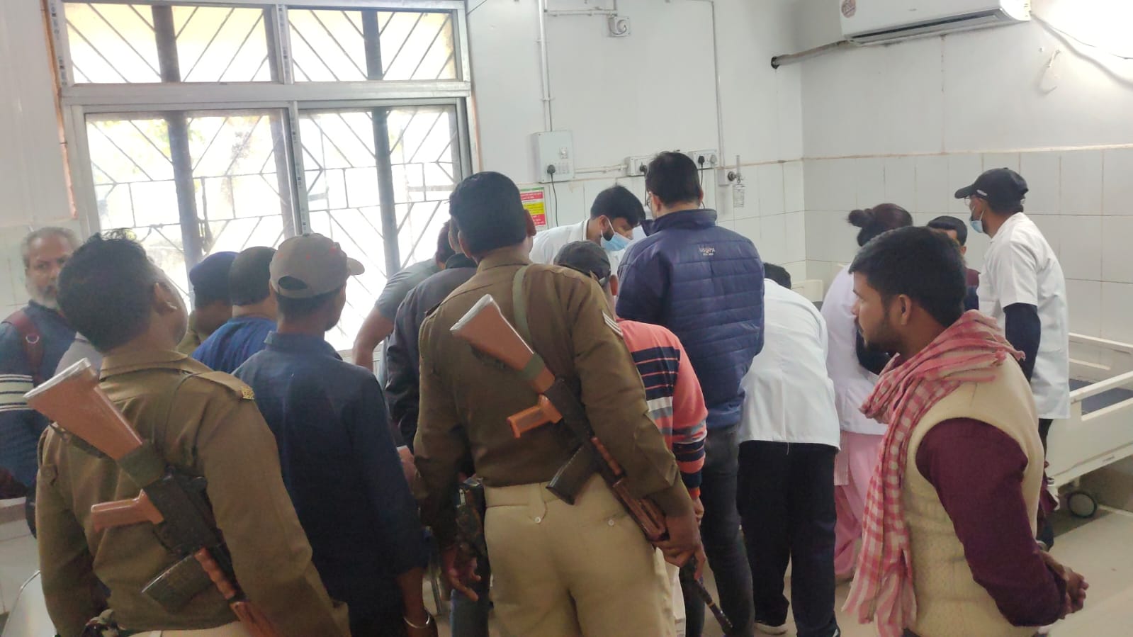 देवघर : जमीन विवाद को लेकर शहर में गोलीबारी, युवक घायल