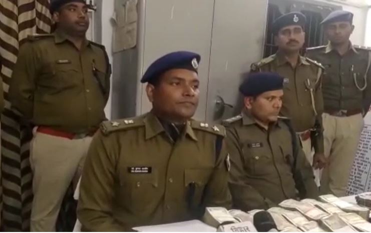 मोतीहारी : हुंडी कारोबारी का खुलासा, 85 लाख भारतीय और नेपाली करेंसी के साथ नोट गिनने की  मशीनें बरामद 