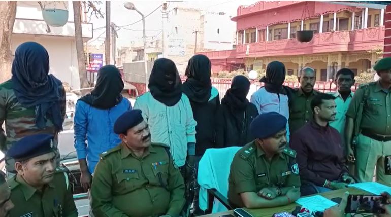 लखीसराय में तीन गाड़ी विदेशी शराब जब्त, आठ लोग गिरफ्तार 