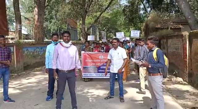 आखिर किससे इंसाफ की आस में सड़क पर उतरे वर्दीधारी के मां-बाप! क्या है मामला, पढ़िए खबर