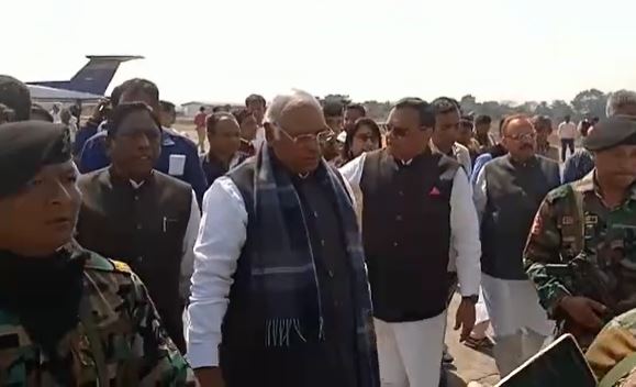 कांग्रेस के राष्ट्रीय अध्यक्ष मल्लिकार्जुन खड़गे विशेष विमान से पहुंचे दुमका, साहिबगंज से हाथ से हाथ जोड़ो अभियान की करेंगे शुरुआत