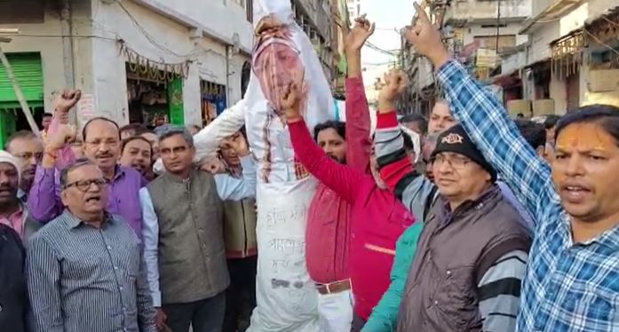 कृषि उपज और पशुधन विधेयक के विरोध में व्यवसायियों ने किया कृषि मंत्री बादल पत्रलेख का पुतला दहन