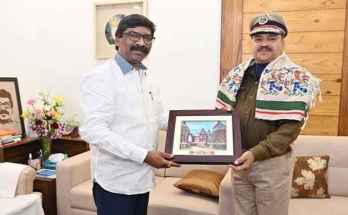 विदाई समारोह में भावुक हुए महानिदेशक नीरज सिन्हा, कहा ताउम्र पुलिस के लिए धड़कता रहेगा दिल