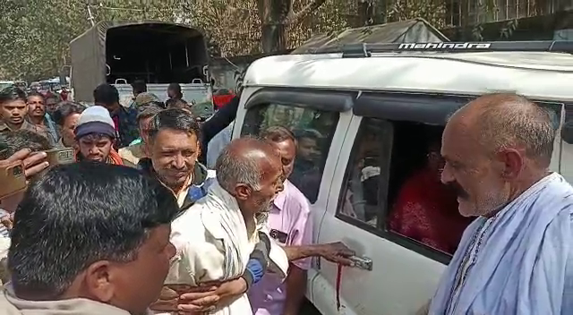 देवघर :  पुलिस और अपराधी के बीच मुठभेड़ में शहीद जवानों के परिजनों से मिलने पहुंचे मंत्री बादल पत्रलेख