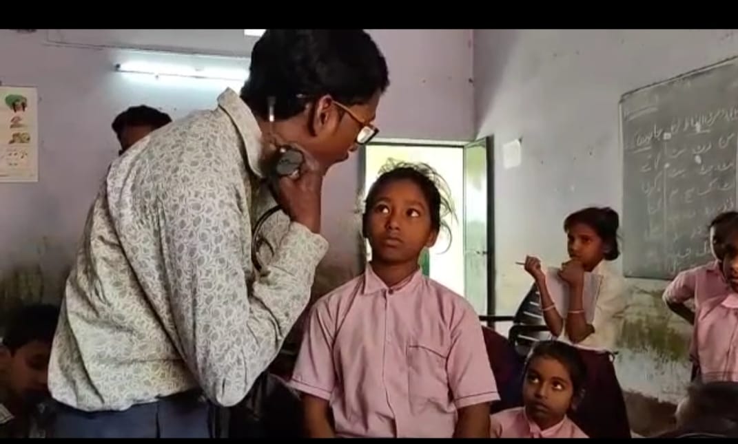 फाइलेरिया की दवा खाने से दर्जनों बच्चे और बुजुर्ग हुए बीमार, जानिए डॉक्टरों की टीम ने क्या बताया