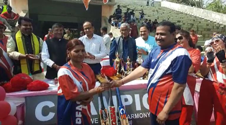 वैलेटाइन डे के मौके पर अनोखे क्रिकेट मैच का आयोजन, "मोहब्बत" और "इश्क" इलेवन के बीच हुई टक्कर, जानिए क्या था खास  