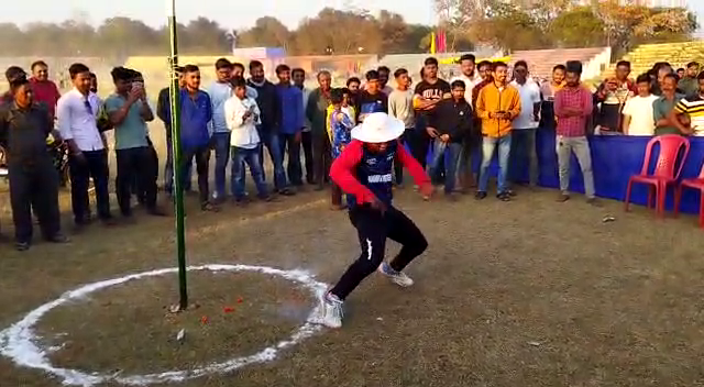 द डांसिंग अंपायर !  जमशेदपुर में क्रिकेट मैच के दौरान मैदान में दिखाई देते हैं डांसिंग अंपायर, चौके-छक्कों पर लगाते हैं ठुमके