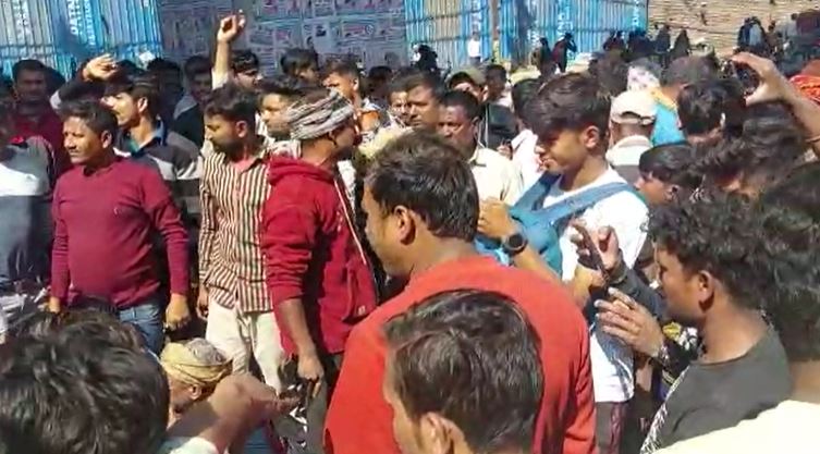 फुटपाथी दुकानदारों  के साथ धरना पर बैठे माले विधायक, नगर निगम के खिलाफ किया जोरदार प्रदर्शन, जानिए 