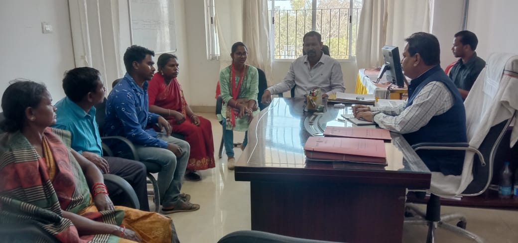 राशन डीलरो के साथ विधायक दीपक बिरुवा पहुंचे जिला आपूर्ति विभाग, नेटवर्क विहीन क्षेत्रों में ऑफलाइन राशन देने का दिया निर्देश