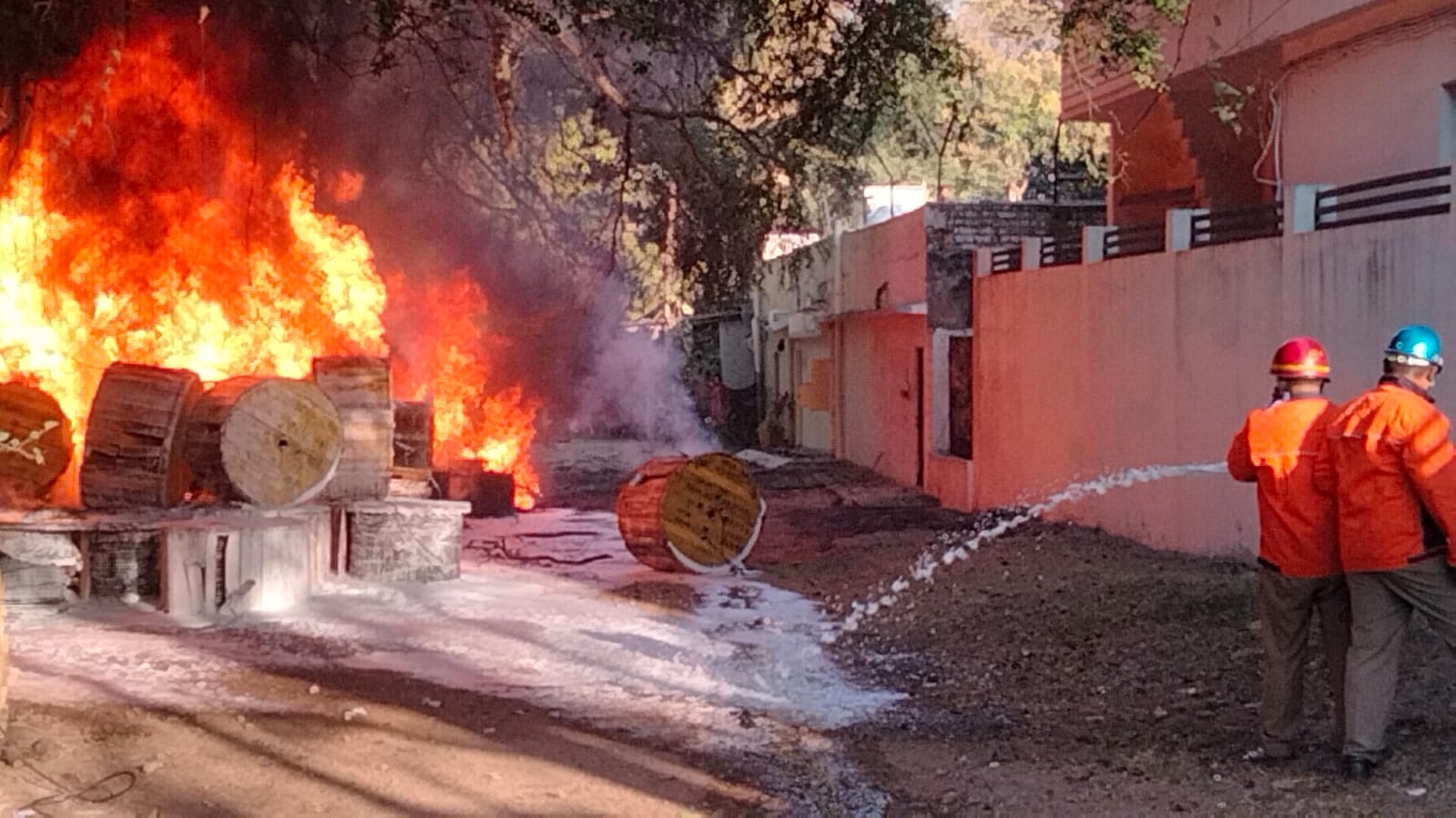  जमशेदपुर : सर्किट हाउस स्थित पेट्रोल पंप के पीछे लगी भीषण आग, मची अफरा- तफरी 