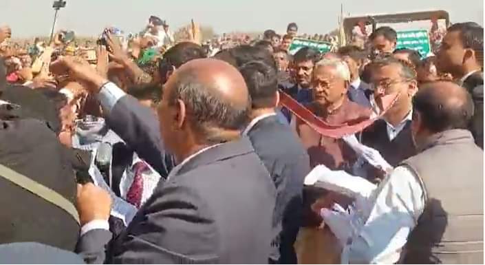 सीएम नीतीश कुमार पर फेंकी गई कुर्सी, समाधान यात्रा के दौरान पंचायत सरकार भवन का कर रहे थे उद्घाटन