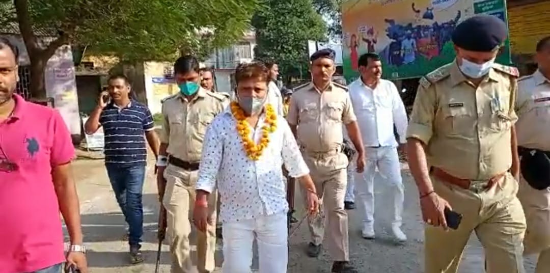 हाथ में हथकड़ी लगा कर नामांकन के लिए क्यों पहुंचा वार्ड सदस्य उम्मीदवार,  जानिए क्या है मामला