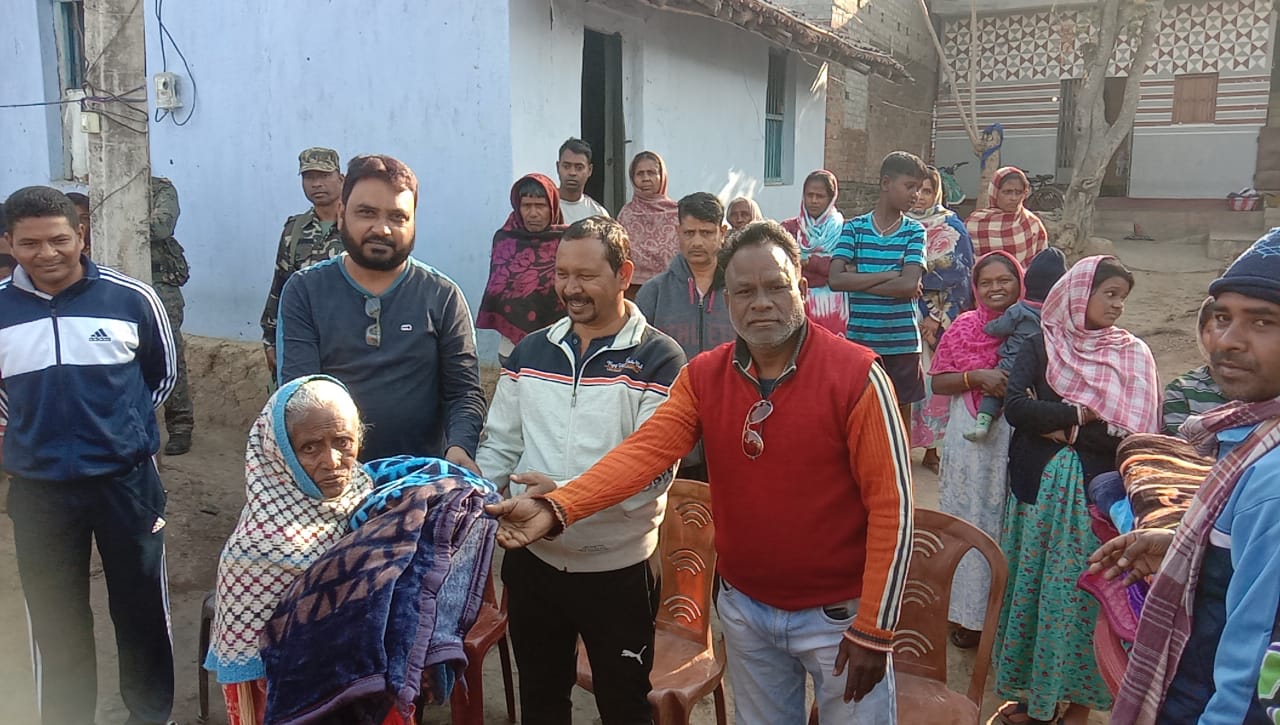 चाईबासा : विधायक दीपक बिरुवा ने चांदवारी में लगाया जन दरबार, सुनी ग्रामीणों की समस्या और किया कंबल वितरण 