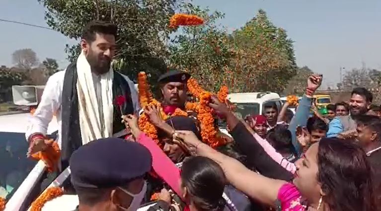 वेलेंटाइन पर चिराग को गुलाब देने उमड़ी लड़कियों की भीड़, जानिए चिराग ने क्या कहा 