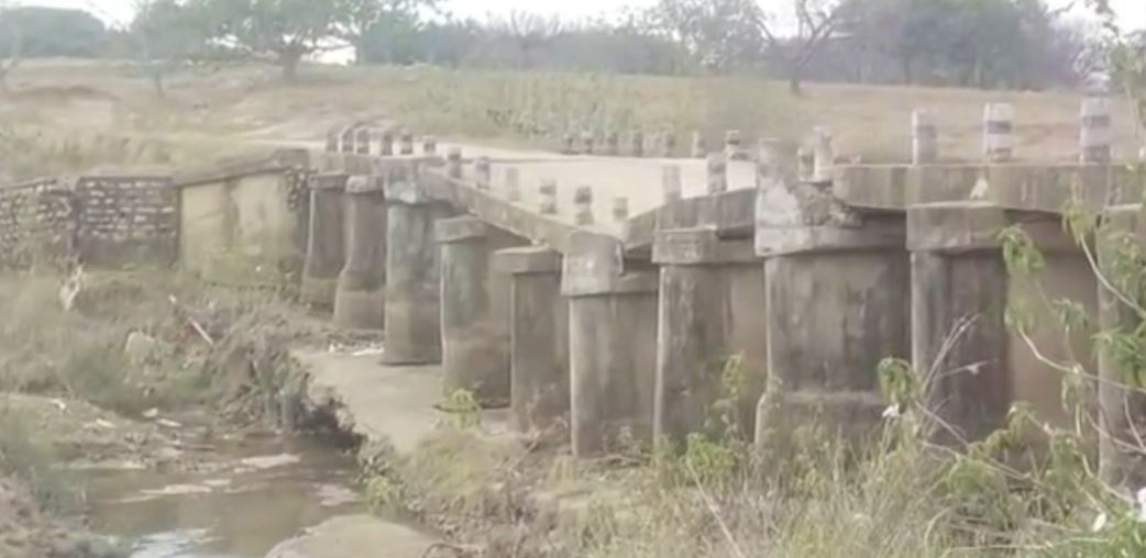 लोहरदगा : जान जोखिम में डाल टूटे हुए पुल से आवागमन करने को मजबूर ग्रामीण, जिला प्रशासन नहीं ले रहे संज्ञान 