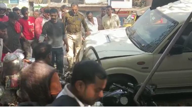 धनबाद : शादी समारोह से लौट रही स्कॉर्पियो अनियंत्रित होकर दुकान में घुसी, आधा दर्ज़न लोग घायल