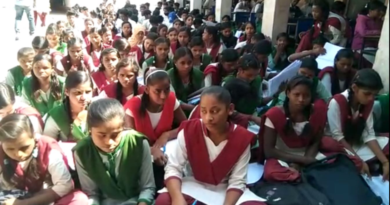 देवघर के इस सरकारी स्कूल में शिफ्ट वाइज हो रही प्रैक्टिकल की परीक्षा, बच्चों की हालत देख रह जाएंगे हैरान