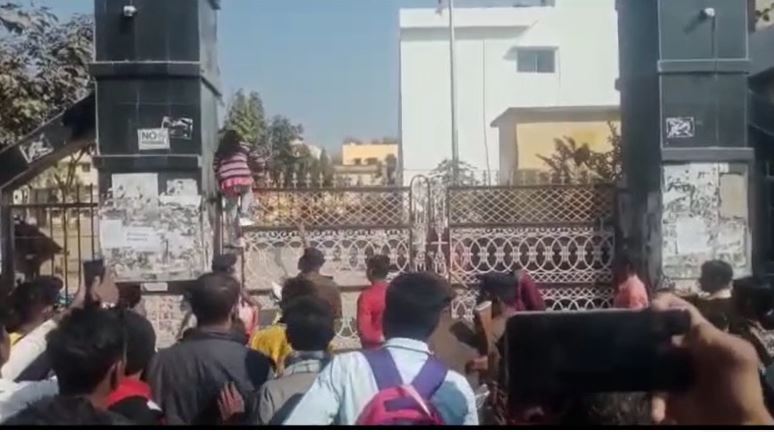 नालंदा : मैट्रिक एग्जाम के दौरान गेट फांदकर परीक्षा सेंटर में प्रवेश की छात्रा ,वीडियो हुआ वायरल