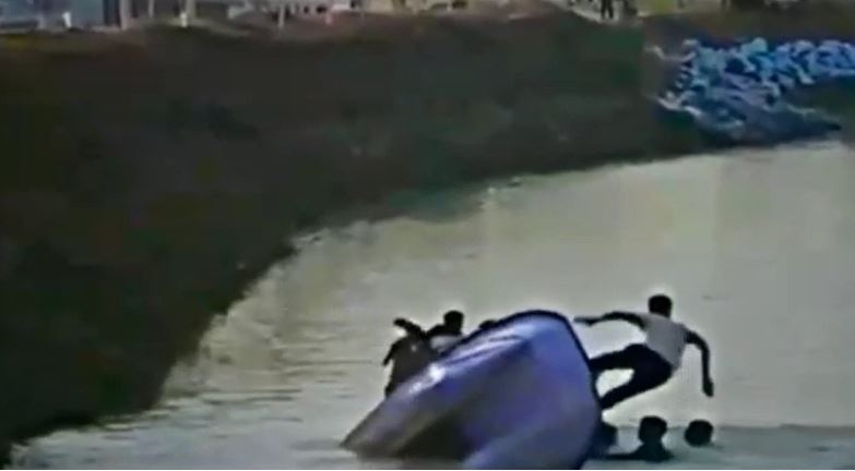 जमुई : बच्चों से भरी बोट तालाब में पलटी, देखें LIVE VIDEO