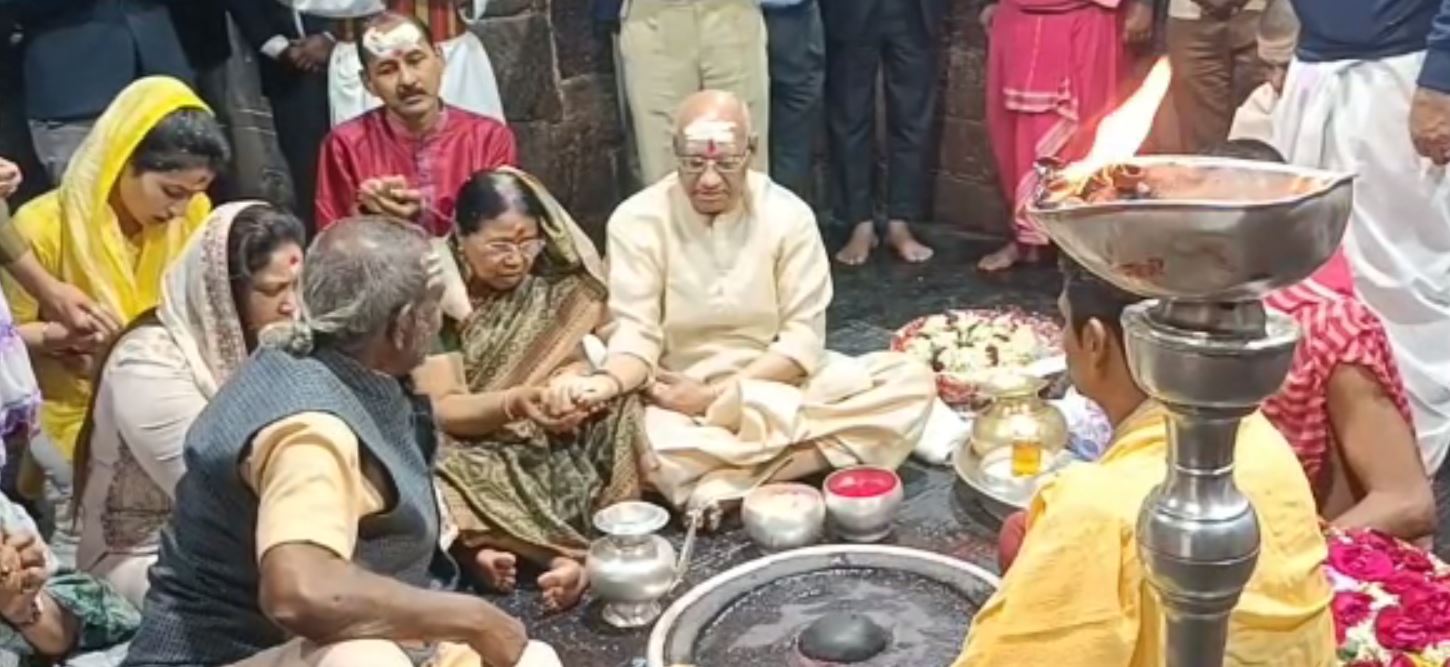 झारखंड से विदाई के पहले बासुकीनाथ में पूजा-अर्चना करने पहुंचे राज्यपाल रमेश बैस, महाशिवरात्रि के दिन महाराष्ट्र के राज्यपाल के रूप में लेंगे शपथ 