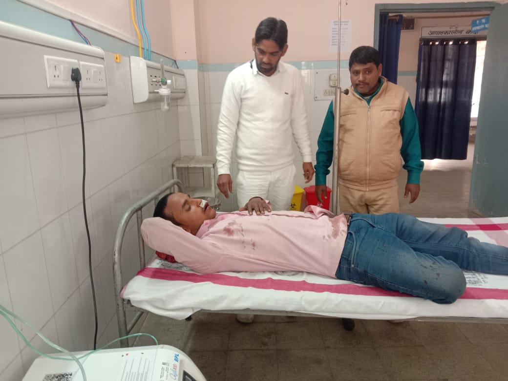 बीच सड़क आर्केस्ट्रा नर्तकियों ने की मारपीट, चली गोली, प्रत्यक्षदर्शी हुआ घायल 