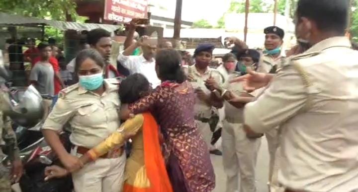 मंत्री से मिलने जा रहे जैक छात्रों पर पुलिस ने बरसाई लाठियां